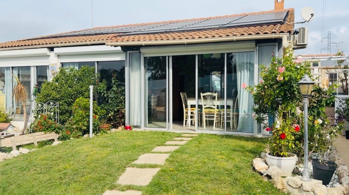 Villa de plain-pied avec piscine et pool housse à Mireval