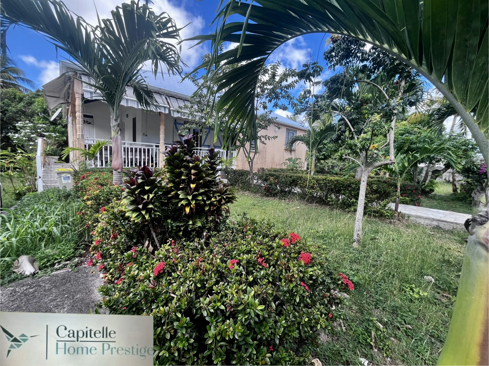 MAISON d'environ 214 m2 avec T2 indépendant à  Anse Bertrand