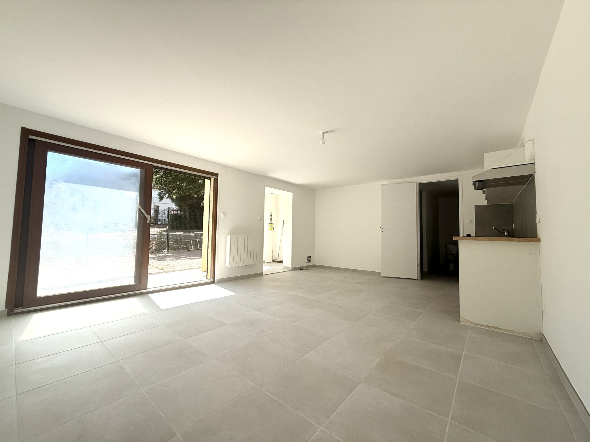 T2 rez-de-jardin 42 m2   Jardin 100 m2   2 parkings   Entièrement rénové