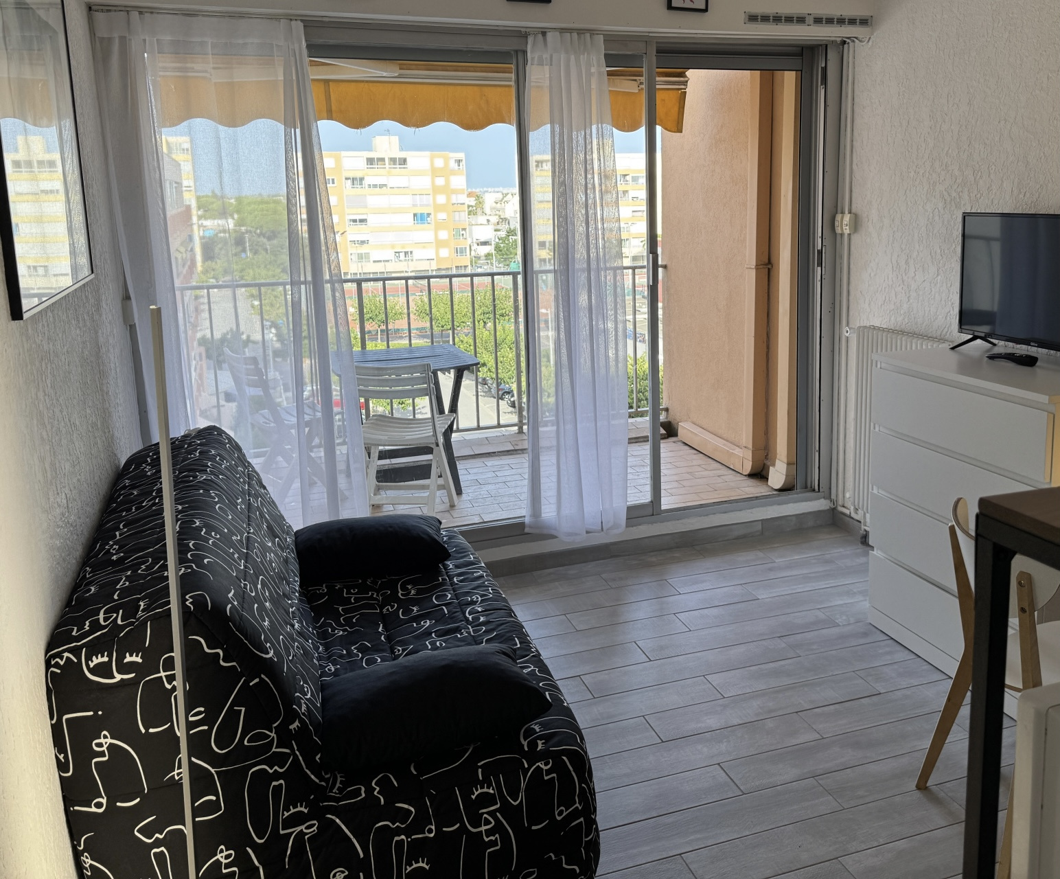 Studio rénové avec vue mer-terrasse et ascenseur à Carnon