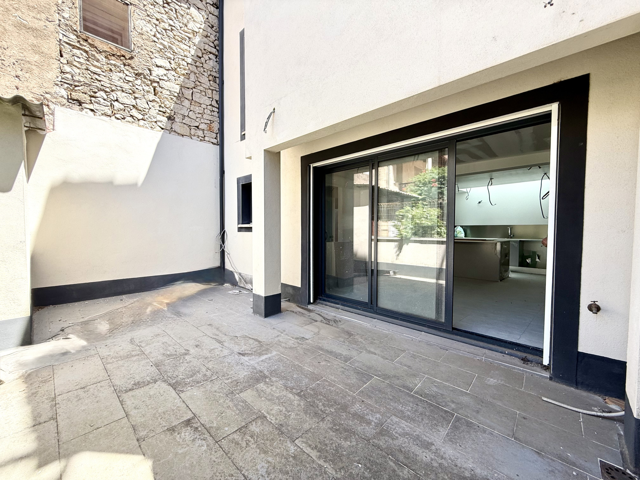 Exclusivité -Cournonterral - remise rénovée de 100 m2 à terminer- 3 terrasses-garage- Fort potentiel