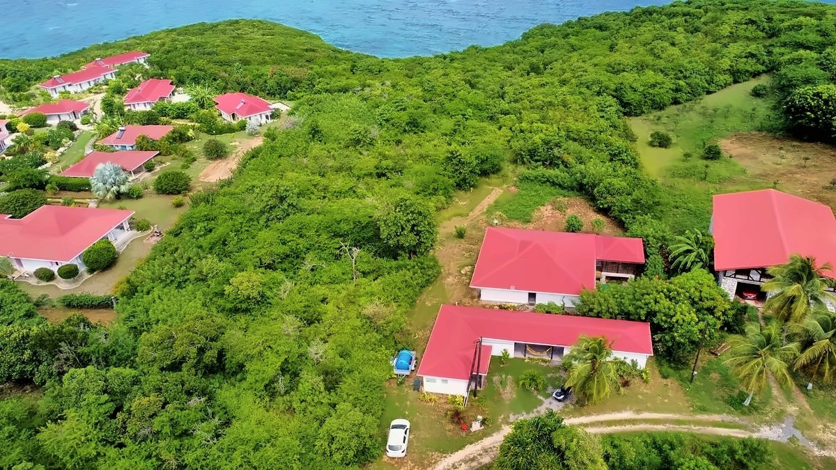 MARIE-GALANTE   Ensemble immobilier vue mer 180o : villa + 3 bungalows + terrain constructible